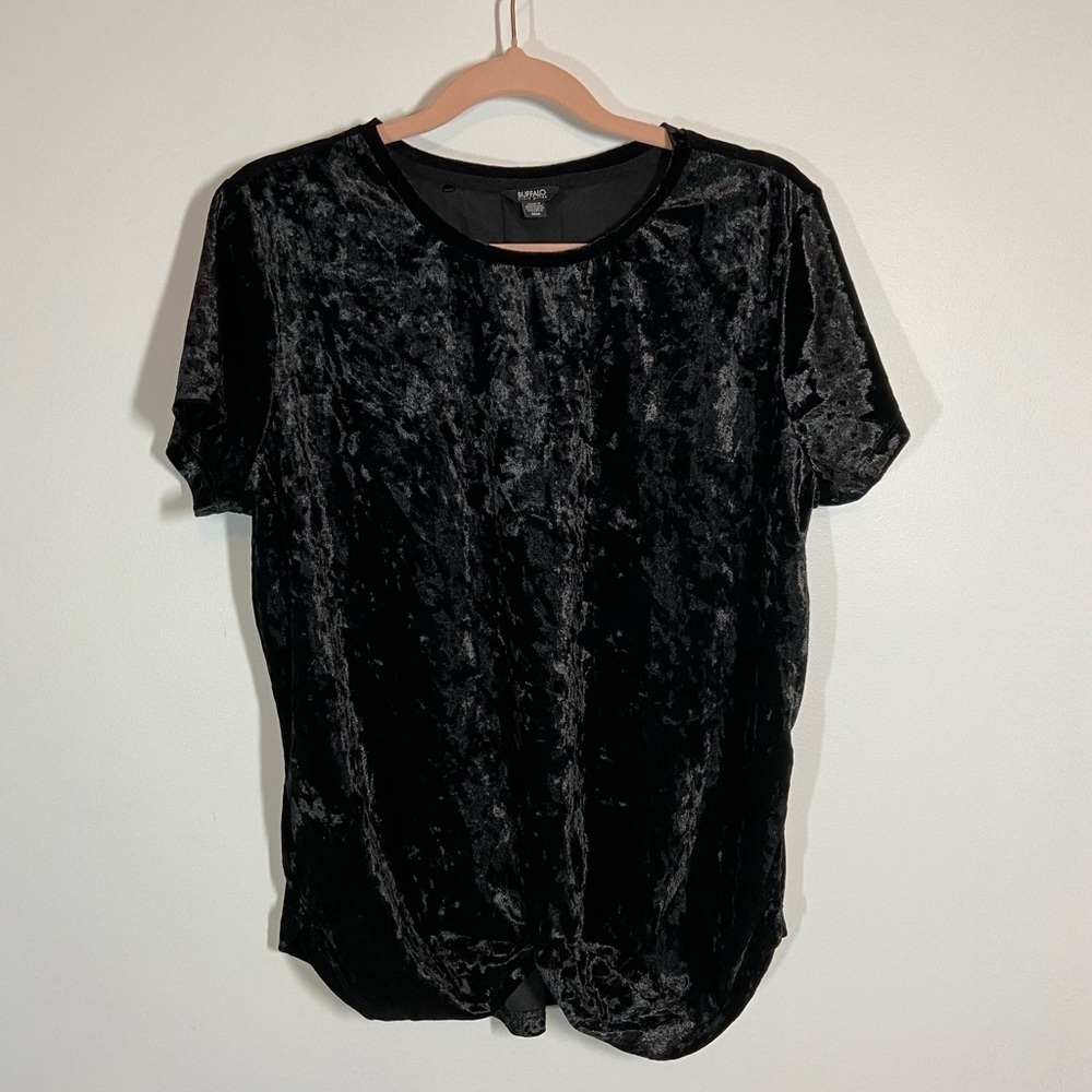BUFFALO DAVID BITTON BLACK CRUSHED VELVET SHORT SLEEVES   SIZE M TWIST AT WAIST